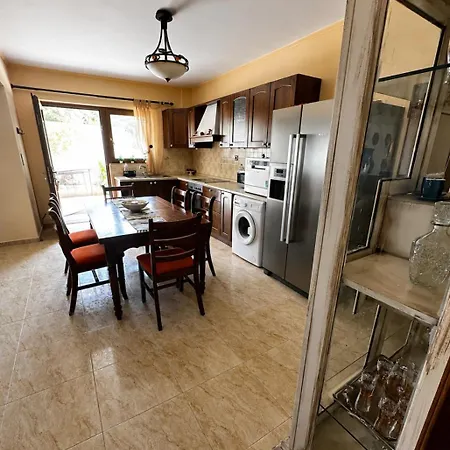 Sunny Retreat - With Patio Parking & Gym
