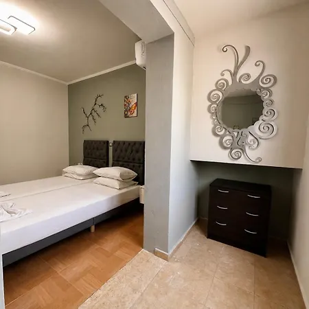 Sunny Retreat - With Patio Parking & Gym
